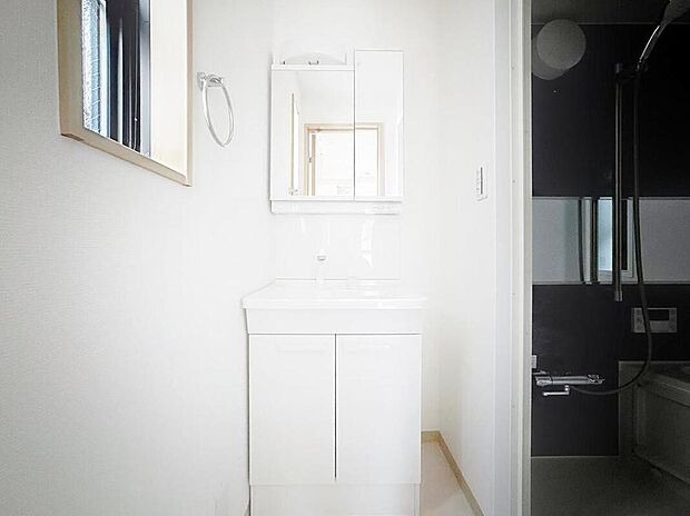 【洗面台・洗面所】シンプルだからこそ使いやすい。スタンダードなデザインの洗面ボウルは清潔感あるホワイトです。