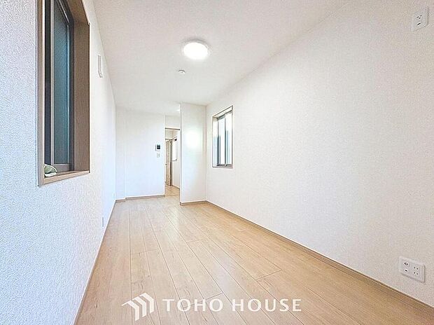 【居心地の良いリビング♪】溢れる開放感を手中に収めることができるゆとりあるリビングダイニングです。心地よい光と風を運んでくれる、おだやかな空気に纏われた住まいです。