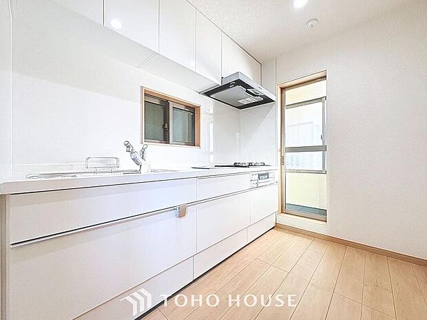 【壁付けキッチン】背面にダイニングテーブルを設置すると配膳がスムーズに行えます！ダイニングまでの動線が短い分、家事効率が向上が期待できます。