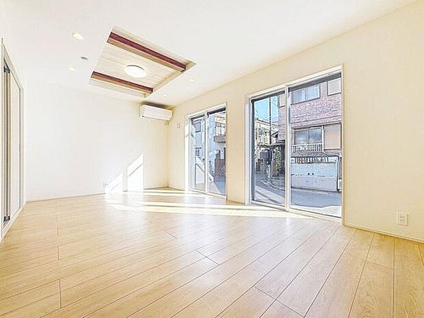 【リビング】家族の会話や笑顔が行き交うリビングで、大きなソファやダイニングテーブルでゆったり食事をしたりくつろぎたい♪そんな夢が叶えられる空間です！