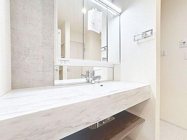 【 洗面台・洗面所】洗面台には三面鏡を採用。身だしなみを整えやすい事はもちろんですが、鏡の後ろに収納スペースを設ける事により、散らかりやすい洗面スペースをすっきりさせる事が出来るのも嬉しいですね。