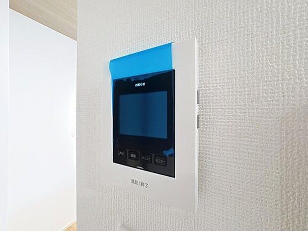 【TVモニター付きインターホン】「見える安心」をカタチにしました。誰が来てもわかる様にモニター付きインターホンを設置。快適と安らぎを合わせた優しい設計。