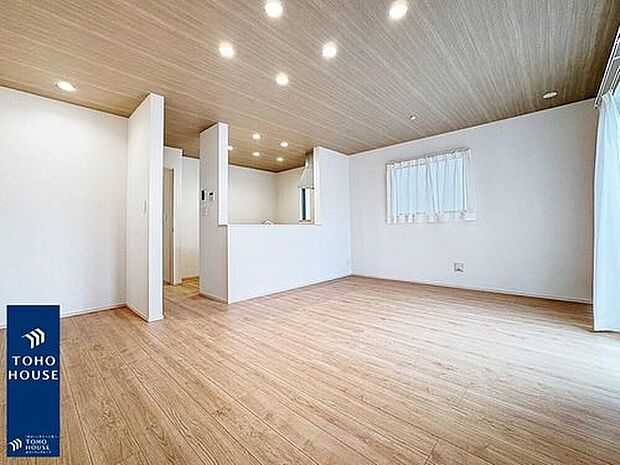 【リビング】「ホワイトクロスにメイプルカラーのフローリング」をコーディネート。シンプルな室内デザインなのでインテリアもより映えます♪