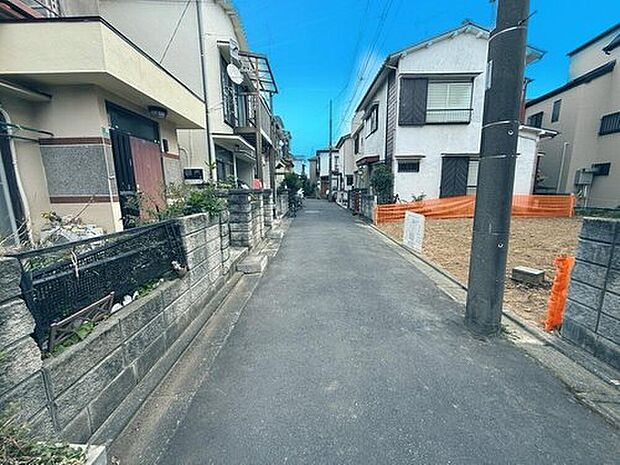 【前面道路含む現地写真】【利便性に優れた住環境♪】
小学校573m、スーパー532m。歩いて行ける距離にお買い物施設や教育施設が揃う街並み♪子育て世帯も住みやすい、便利な住環境です!