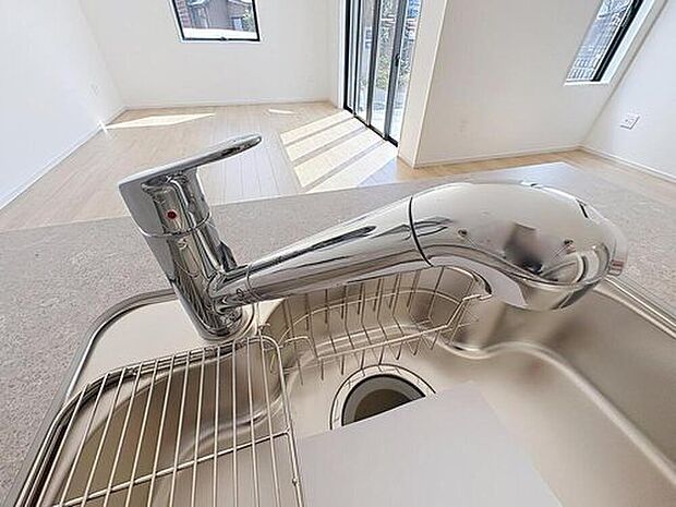 【浄水器一体型水栓】クリアな水が毎日使え、見た目にもスマートな浄水器一体型。お米を炊いたりする際には浄水機能をつかうこともできて、人気の商品です。