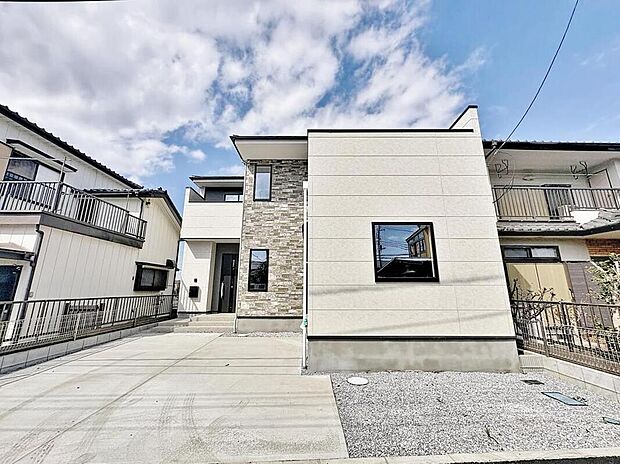 【現地外観写真】【2026年2月完成の4LDK♪】
今日も、明日も、この街で、きっと誰かがしあわせになる物語が描かれていくはずです。爽快な風も毎日やさしく頬をなででくれます。