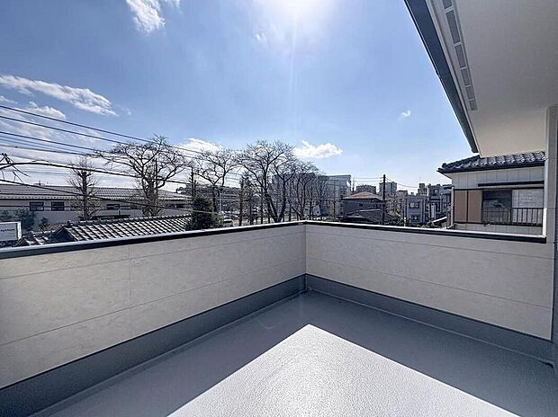 【バルコニー】ゆとりのあるバルコニーでは、お洗濯を干すだけでなく、ガーデニングにもピッタリです。バルコニーを心落ち着く空間へ♪