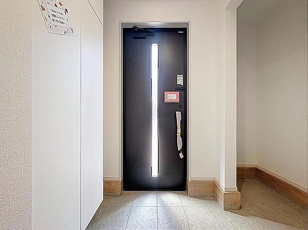 【玄関】【土間収納付き】
「ただいま」・「おかえり」。新居で交わす家族同士の何気ないやり取りがただ何となく嬉しいんです。自分のお家を手に入れた事の喜びが感じられるお客様からの素敵なエピソードです。