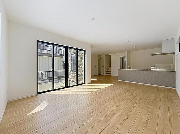 【リビング】空気感という居心地の良いＢＧＭは、心からのやすらぎと満足感を与えてくれます。通風と採光を考慮したリビングは地域の鼓動を感じながらお寛ぎ頂くことが可能です。