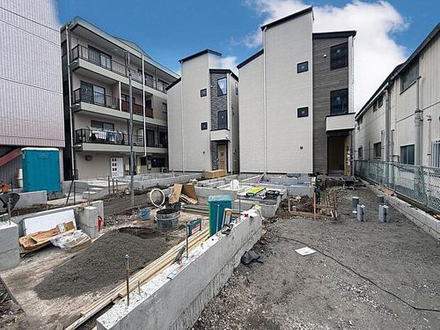 【現地外観写真】【現況】
快適に過ごす条件は、一人ひとり違います。だからこそ飾り過ぎないシンプルな内装と偏り過ぎないデザインで統一しております。