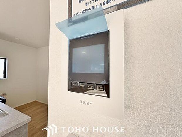 【モニター付きインターホン】「見える安心」をカタチにしました。誰が来てもわかる様にモニター付きインターホンを設置。家事導線を考慮した個所に設置し、防犯性と利便性に優れ快適と安らぎを合わせた優しい設計。