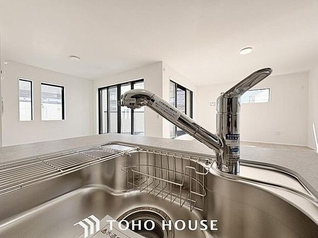 【浄水器一体型水栓】クリアな水が毎日使え、見た目にもスマートな浄水器一体型。お米を炊いたりする際には浄水機能をつかうこともできて、人気の商品です。