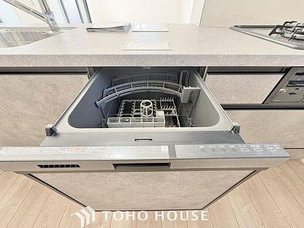 【ビルトインタイプ食器洗乾燥機】「ビルトインタイプ食器洗乾燥機」通常の手洗いでは使用出来ないほど高温のお湯や高圧水流を使うことにより汚れを効果的に落とすことができる。殺菌効果が非常に高く哺乳瓶などを使う家庭で需要が高く大変便利。