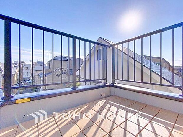 【バルコニー】【開放感感じるバルコニー】
頬をなでる優しい風を感じることが出来るバルコニー。つい深呼吸をしたくなる気持ちの良い眺望はこのお部屋の自慢です。