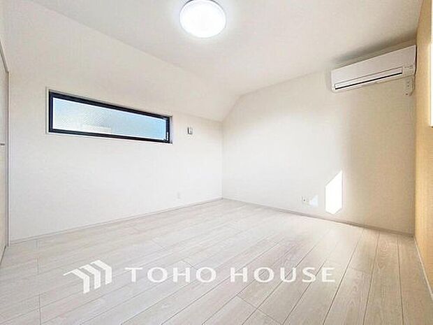 【リビング以外の居室】【居心地の良いナチュラル空間】
お家時間を穏やかに過ごせる寛ぎの空間です。居心地の良さを実感して頂けるお部屋となっております。