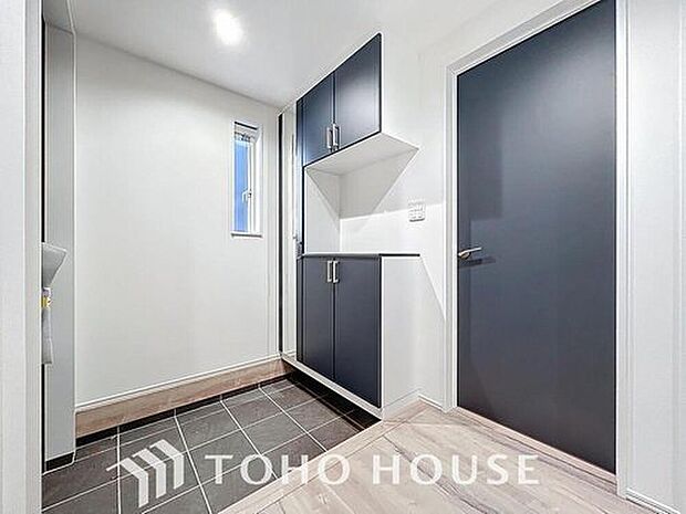 【玄関】「ただいま」・「おかえり」。新居で交わす家族同士の何気ないやり取りがただ何となく嬉しいんです。自分のお家を手に入れた事の喜びが感じられるお客様からの素敵なエピソードです。