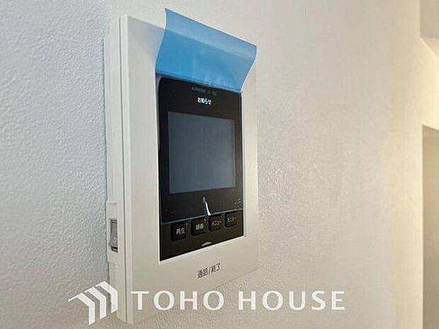【モニター付きインターホン】「見える安心」をカタチにしました。誰が来てもわかる様にモニター付きインターホンを設置。家事導線を考慮した個所に設置し、防犯性と利便性に優れ快適と安らぎを合わせた優しい設計。
