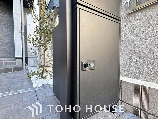 【宅配ボックス】宅配ＢＯＸ標準装備。夫婦共働きで家にいる時間が短い、ネット注文が多く受け取りの時間を気にしたくない・・・何かと便利にお使いいただけます！