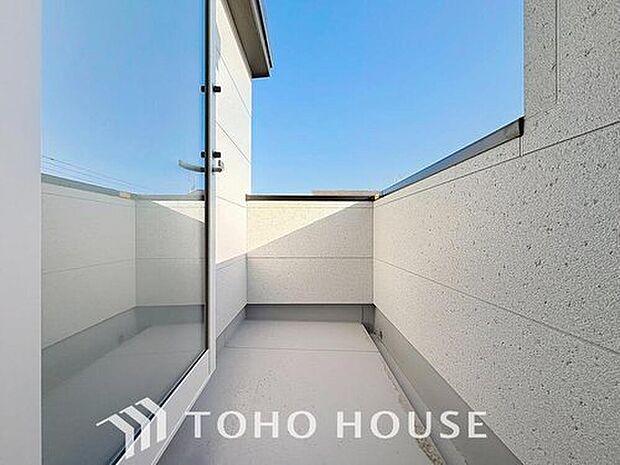 【バルコニー】頬をなでる優しい風を感じることが出来るバルコニー。つい深呼吸をしたくなる気持ちの良い眺望はこのお部屋の自慢です。