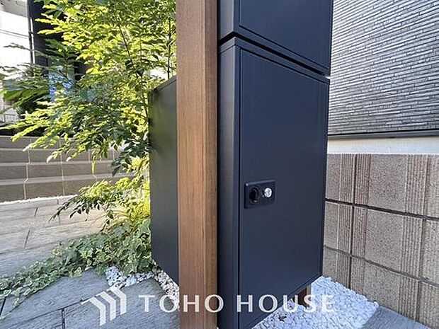 【その他設備】宅配ＢＯＸ標準装備。夫婦共働きで家にいる時間が短い、ネット注文が多く受け取りの時間を気にしたくない・・・何かと便利にお使いいただけます！