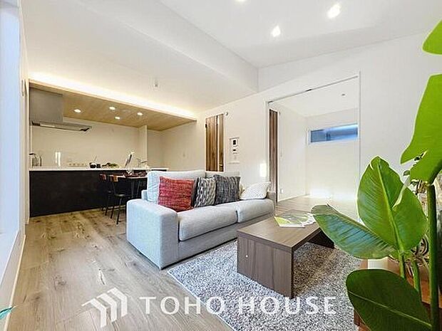 【リビング】２階LDKのメリットは、団欒空間のプライバシーが守られることです！道路面からの視線・雑音が気にならないので、ゆっくりと寛いで頂けます。