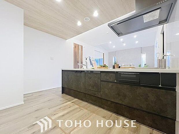 【キッチン】作業スペースを多くとったキッチン。調理がしやすく余裕の広さです！調理器具等がすっきりと片付く収納力を備えています！