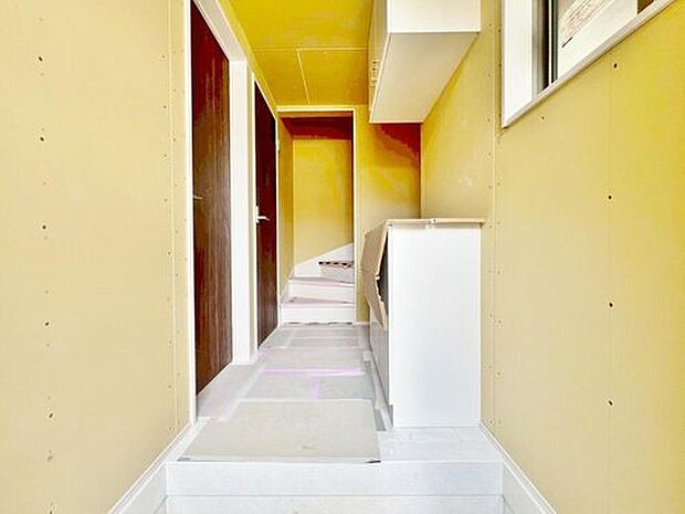 【玄関】清潔印象の玄関です。スペースを無駄なく活用し、使いやすいシューズボックスを設置しております。