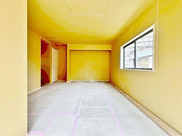 【リビング】２階LDKのメリットは、団欒空間のプライバシーが守られることです！コミュニケーションに欠かせないリビング階段も、室内の雰囲気をおしゃれに演出します。