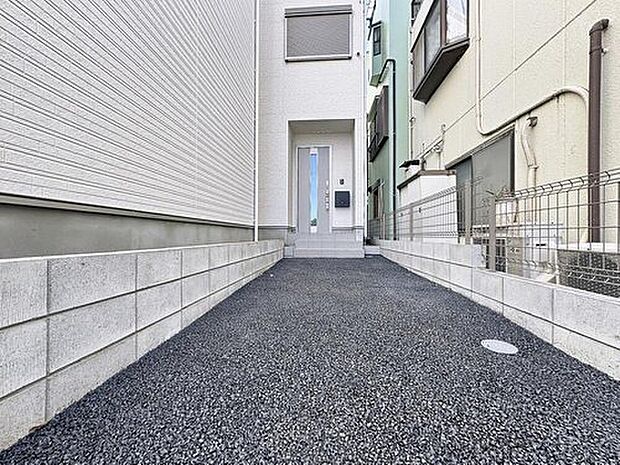 【駐車場】2台分の駐車スペースがあるので、お子様の自転車やバイク置き場にするスペースとしてもご利用いただけます。