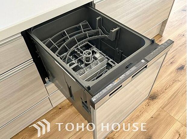 【ビルトイン食洗器】通常の手洗いでは使用出来ないほど高温のお湯や高圧水流を使うことにより汚れを効果的に落とすことができる。殺菌効果が非常に高く哺乳瓶などを使う家庭で需要が高く大変便利。