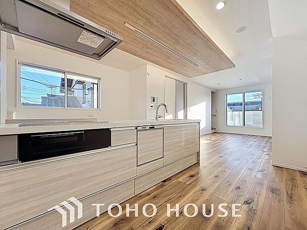 【キッチン】効率よくお料理ができる3口コンロ・食洗機・出し入れしやすいスライド収納を完備したシステムキッチン。確かな機能性を実感頂けます。