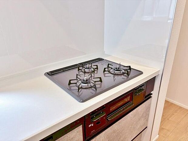 【３口ガスコンロ】毎日料理をする、料理が好き、家族が多くて量を作る必要がある、等の方々にとっては必須の３口コンロ。同時進行で効率アップはもちろん鍋を移動する回数が減り、無駄な動きを軽減することが出来ます。