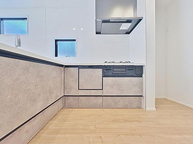 【キッチン】キッチンスペースは、ゆとりの広さを確保！開放的な対面式キッチンなので、ご家族との会話を楽しうことはもちろん、お子様を見守りながら家事時間を進められます♪