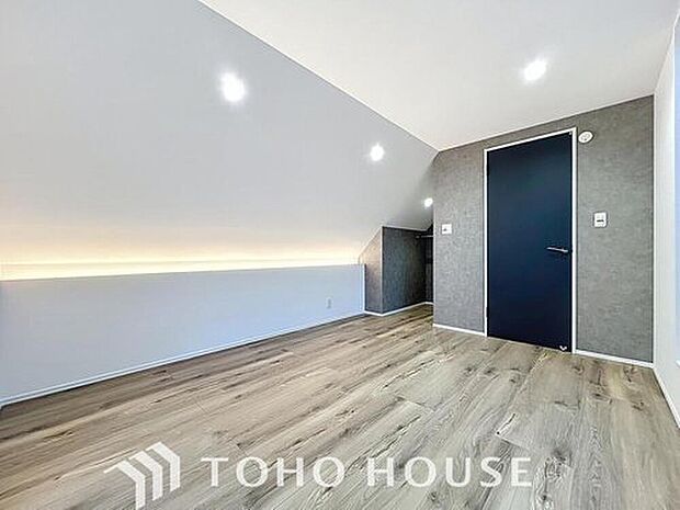 【リビング以外の居室】温もりある自然光を感じていただける居室です。飽きのこないナチュラルなデザインの空間は、色褪せることのない心地良さを作ります。