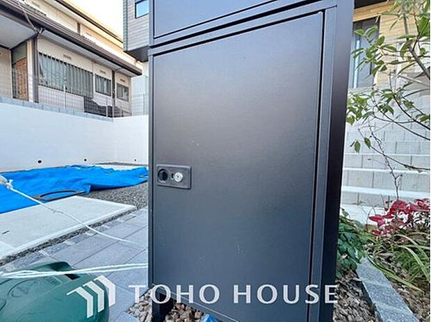 【宅配ボックス】お家を開けることが多いご家庭にも便利な宅配ボックス付き！不在時の荷物の保管も安心ですね♪