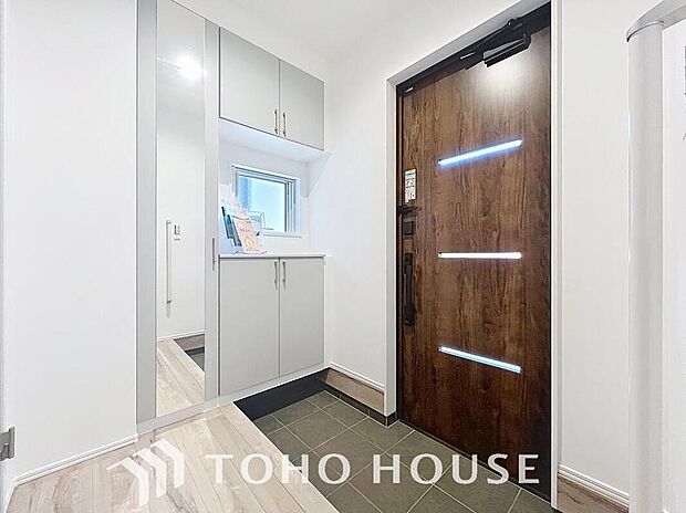 【玄関】スペースを無駄なく活用し、使いやすいシューズボックスを設置しております。