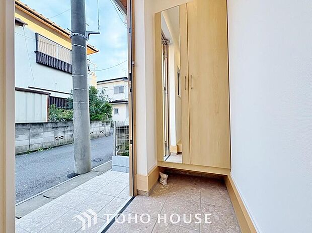 【玄関】清潔印象の玄関です。スペースを無駄なく活用し、使いやすいシューズボックスを設置しております。