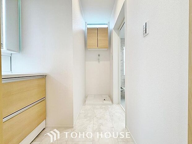 【洗面台・洗面所】【清潔な印象の洗面室】
明るく清潔感のある色調で纏められた洗面室は、機能性に富んだ三面鏡と使い勝手の良い収納を完備した洗面台を設置。洗濯機置場も完備し、大変充実しております。