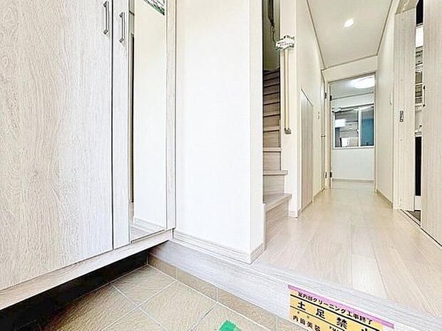 【玄関】「ただいま」・「おかえり」。新居で交わす家族同士の何気ないやり取りがただ何となく嬉しいんです。自分のお家を手に入れた事の喜びが感じられるお客様からの素敵なエピソードです。