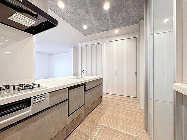 【キッチン】【家事時短に繋がる食洗機搭載♪】
効率よくお料理ができるコンロ・収納を完備したシステムキッチン。確かな機能性を実感頂けます。