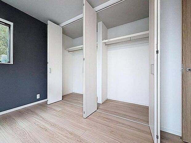 【収納】【ダブルクローゼット】
主寝室にはダブルクローゼットを設置しています。