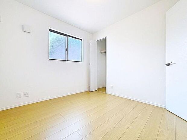 【リビング以外の居室】【明るい居室】
温もりある自然光を感じていただける居室です。