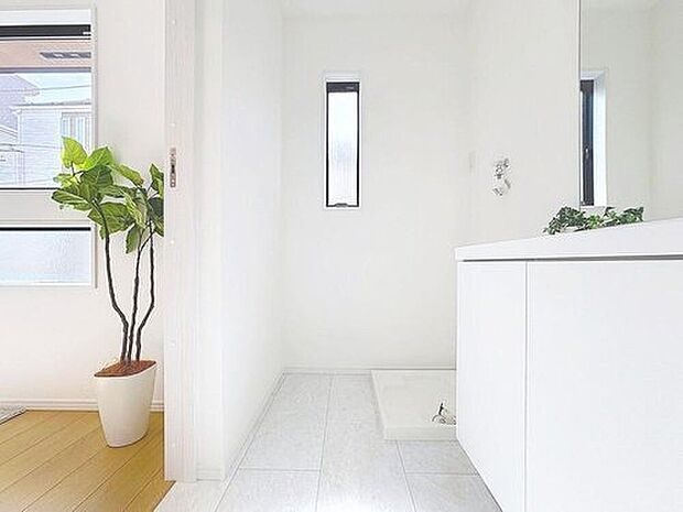 【洗面台・洗面所】湿気の多くなりやすい洗面所も、窓があることで換気が可能なので気持ちよくお使い頂けます。