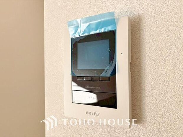 【モニター付きインターホン】「見える安心」をカタチにしました。誰が来てもわかる様にモニター付きインターホンを設置。家事導線を考慮した個所に設置し、防犯性と利便性に優れ快適と安らぎを合わせた優しい設計。