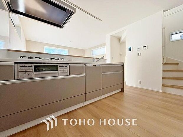 【キッチン】大型の冷蔵庫やレンジボードもしっかり置ける広々としたキッチンスペースが大事。ゆとりある空間で作業ができるとお料理の腕も日に日に上がりそうな気がしてきます。