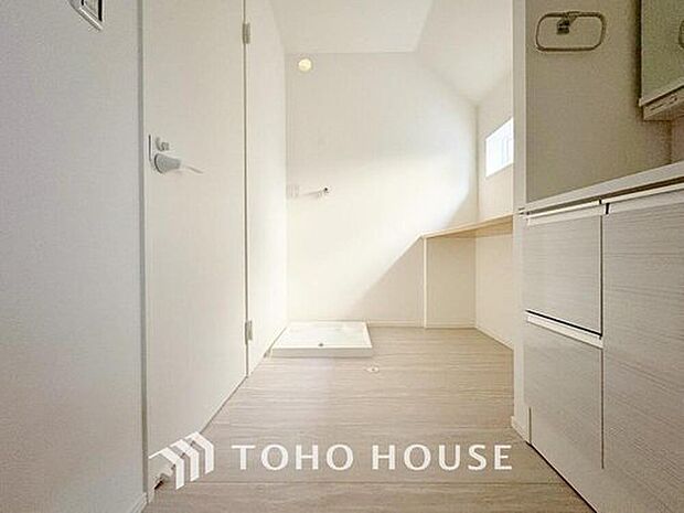 【清潔な印象の洗面室】明るく清潔感のある色調で纏められた洗面室は、機能性に富んだ三面鏡と使い勝手の良い収納を完備した洗面台を設置。洗濯機置場も完備し、大変充実しております。

