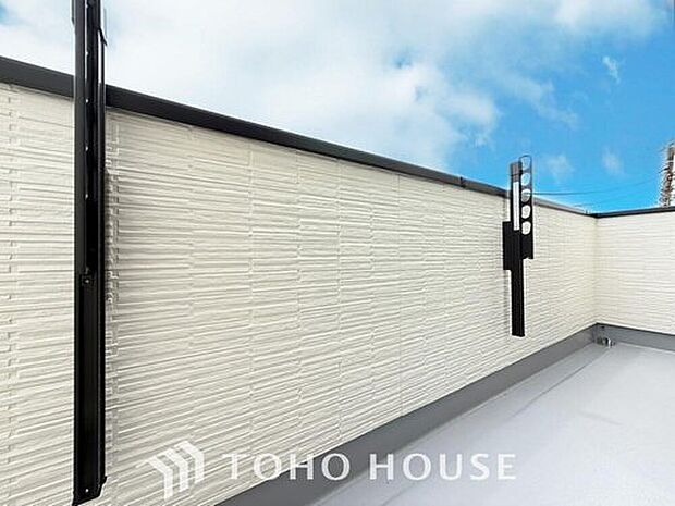 【バルコニー】都市型生活をより快適にコーディネートするかのように、周りの情景とマッチしたバルコニー。住まうご家族の心地よさを最優先したバルコニーでは様々な時間を楽しめます。