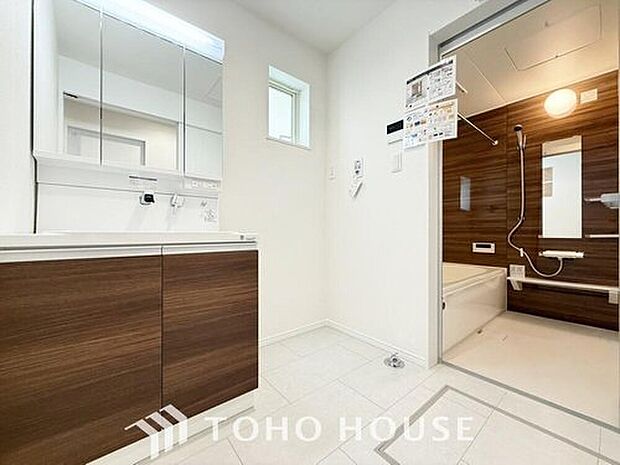 【洗面台・洗面所】湿気の多くなりやすい洗面所も、窓があることで換気が可能なので気持ちよくお使い頂けます。