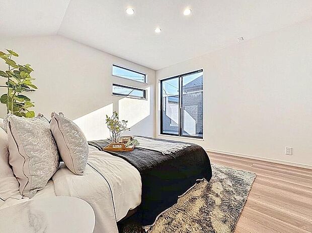 【リビング以外の居室】【居心地の良いナチュラル空間】
お家時間を穏やかに過ごせる寛ぎの空間です。居心地の良さを実感して頂けるお部屋となっております。