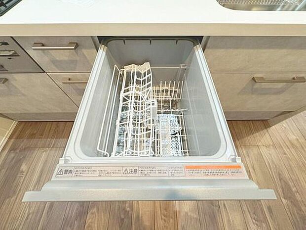 【ビルトイン食洗機】通常の手洗いでは使用出来ないほど高温のお湯や高圧水流を使うことにより汚れを効果的に落とすことができる。殺菌効果が非常に高く哺乳瓶などを使う家庭で需要が高く大変便利。